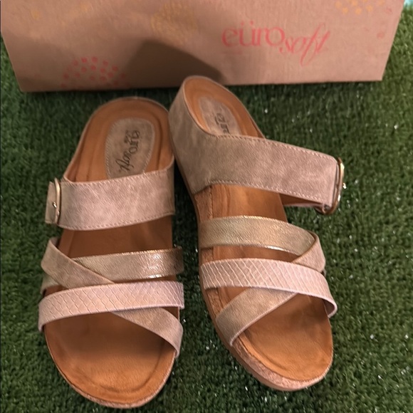New Sofft Euro Soft Genalyn Stone Taupe Sandals Slip-On, Gold Buckle - Picture 1 of 11